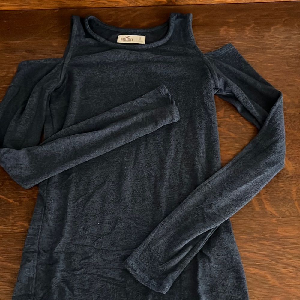 hollister long sleeve with cutout shoulders